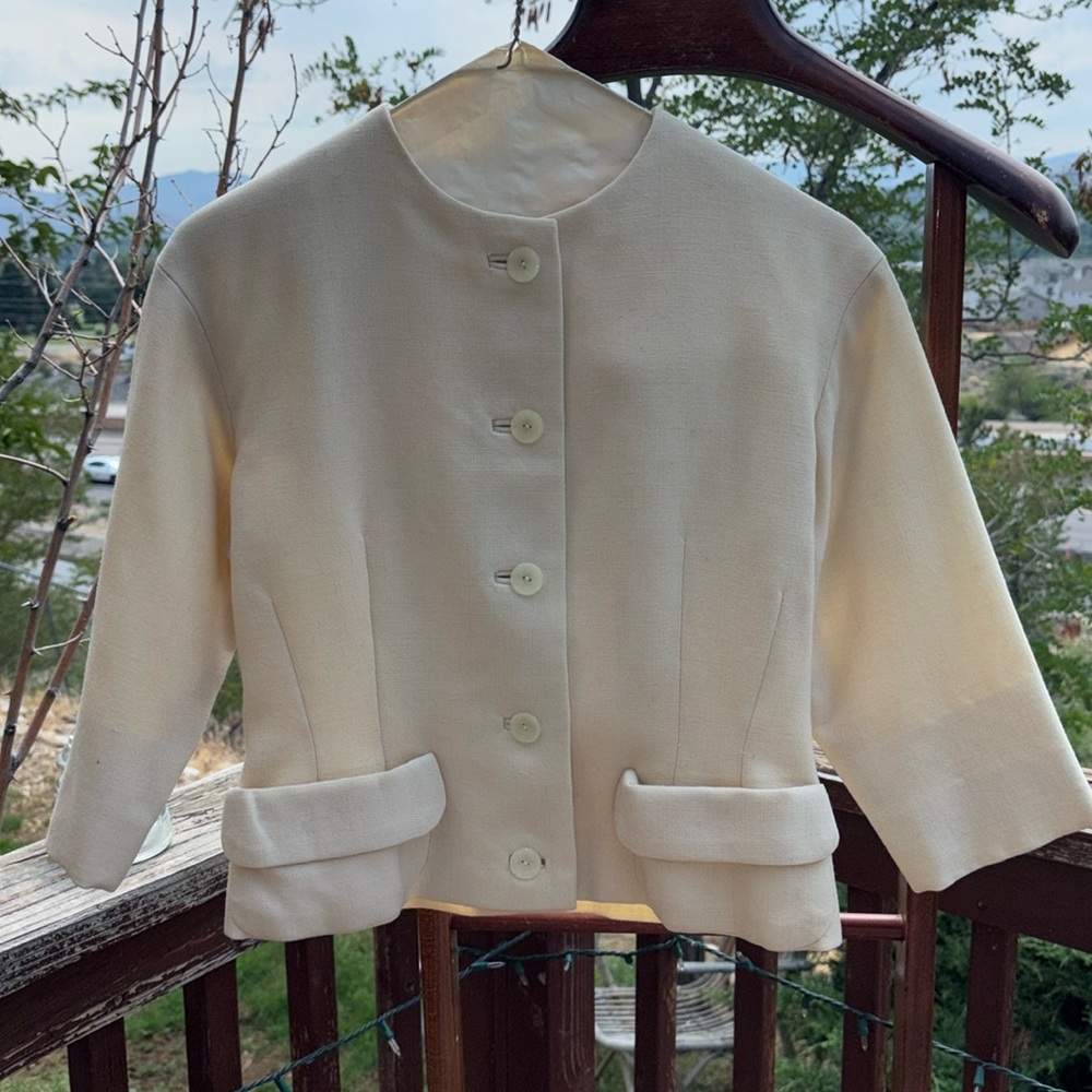 VINTAGE cream colored front cup pockets, button down collar list, three-q